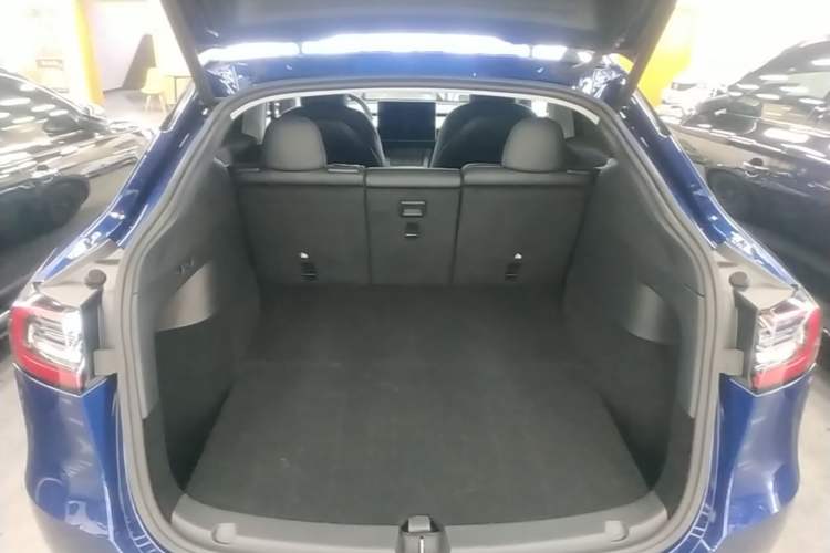 Used Tesla Model Y 2021 Long-Range All-Wheel-Drive Version 3D7 Trunk