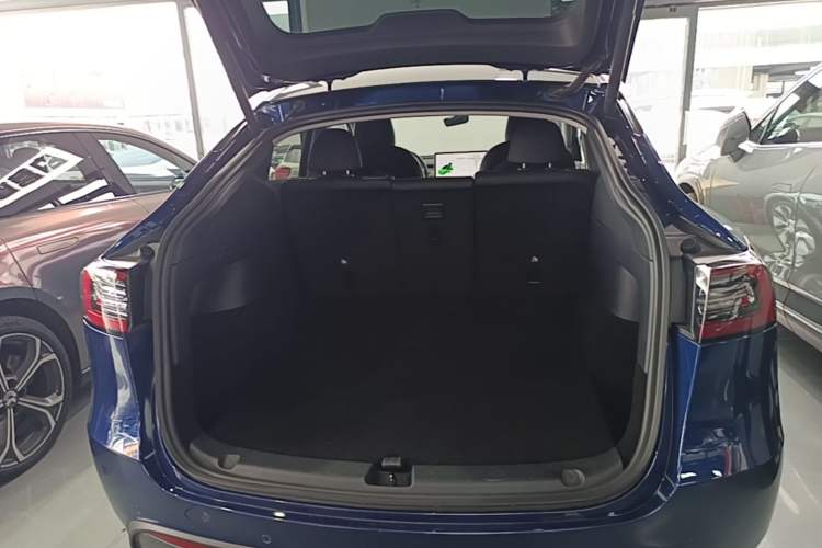 Used Tesla Model Y 2021 Long-Range All-Wheel-Drive Version Trunk