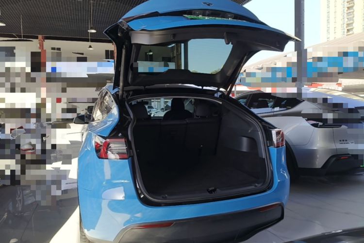 Used Tesla Model Y 2021 Long-Range All-Wheel-Drive Version Trunk