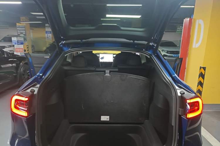 Used Tesla Model Y 2021 Long-Range All-Wheel-Drive Version Trunk