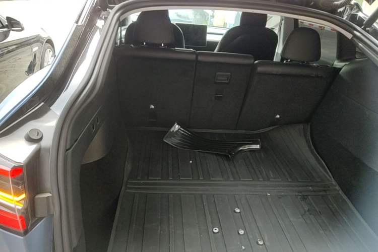 Used Tesla Model Y 2021 Long-Range All-Wheel-Drive Version 3D7 Trunk