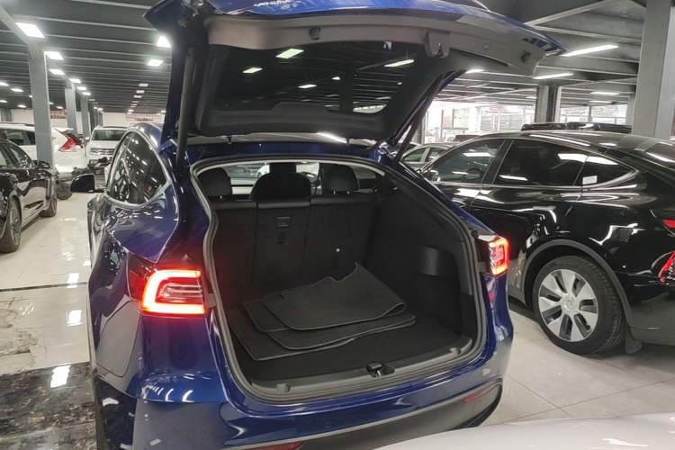 Used Tesla Model Y 2021 Long-Range All-Wheel-Drive Version 3D7 Trunk