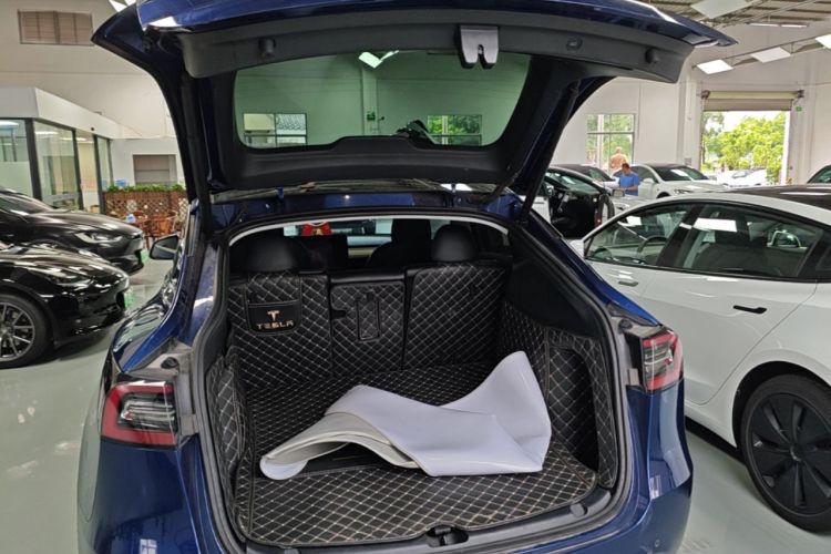 Used Tesla Model Y 2021 Standard Range Rear-Wheel Drive Version Trunk