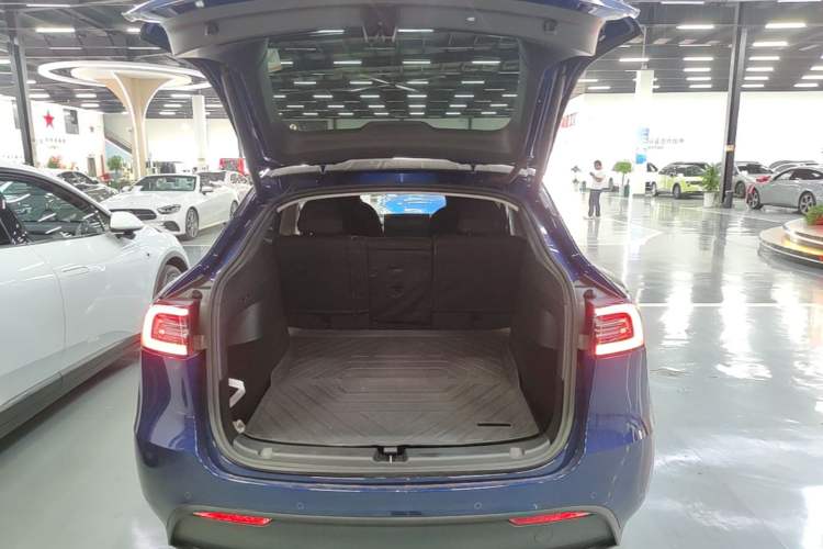 Used Tesla Model Y 2021 Long-Range All-Wheel-Drive Version Trunk