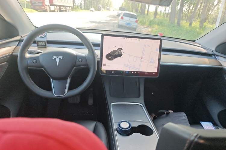 Used Tesla Model Y 2021 Standard Range Rear-Wheel Drive Version Center Console