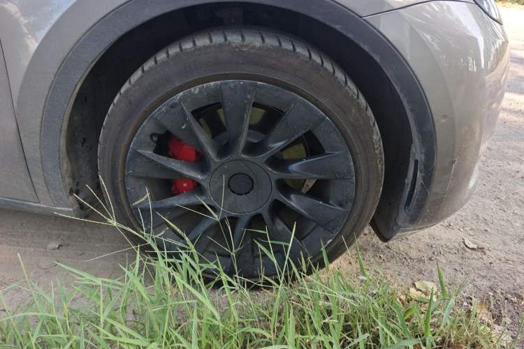 Used Tesla Model Y 2021 Standard Range Rear-Wheel Drive Version Right Front Wheel Hub