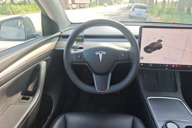 Used Tesla Model Y 2021 Standard Range Rear-Wheel Drive Version Steering Wheel