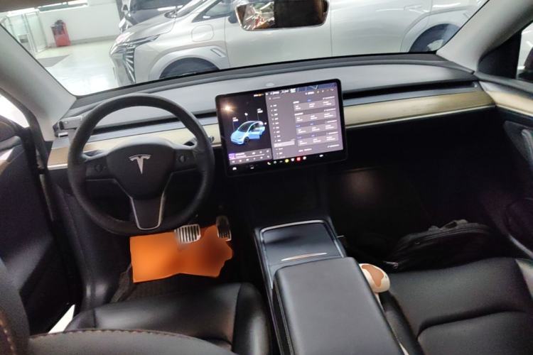 Used Tesla Model Y 2021 Standard Range Rear-Wheel Drive Version Center Console