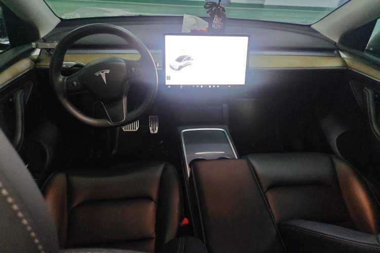 Used Tesla Model Y 2021 Standard Range Rear-Wheel Drive Version Center Console