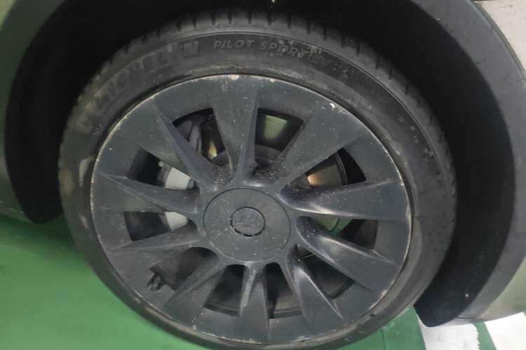 Used Tesla Model Y 2021 Standard Range Rear-Wheel Drive Version Right Front Wheel Hub