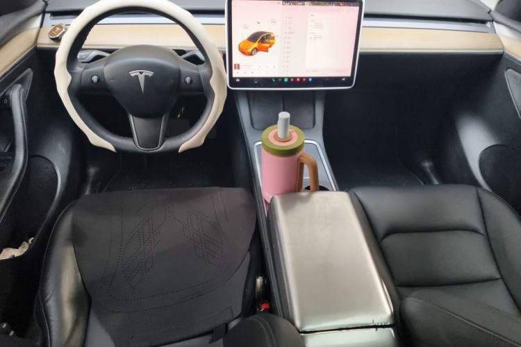Used Tesla Model Y 2021 Standard Range Rear-Wheel Drive Version Center Console