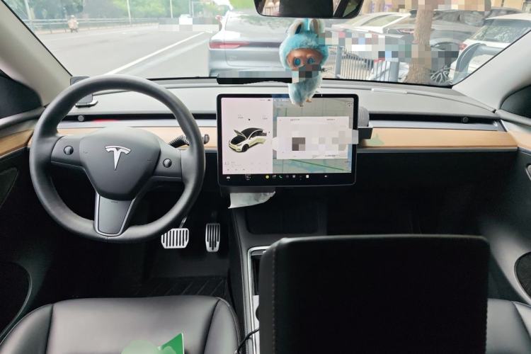 Used Tesla Model Y 2021 Standard Range Rear-Wheel Drive Version Center Console