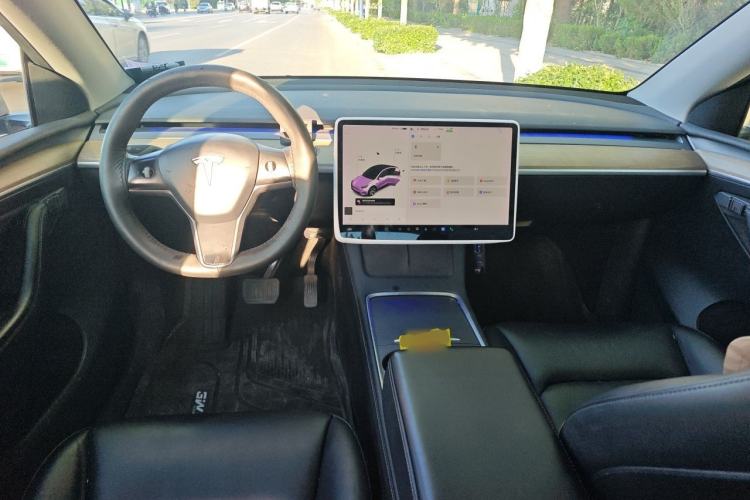 Used Tesla Model Y 2021 Standard Range Rear-Wheel Drive Version Center Console