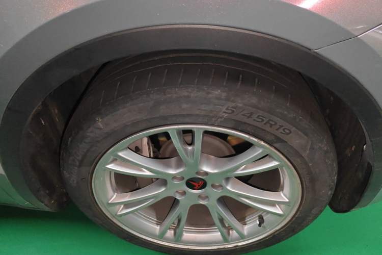 Used Tesla Model Y 2021 Long-Range All-Wheel-Drive Version 3D7 Right Front Wheel Hub