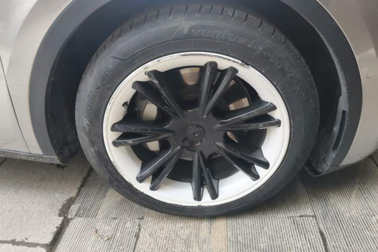 Used Tesla Model Y 2021 Standard Range Rear-Wheel Drive Version Right Front Wheel Hub
