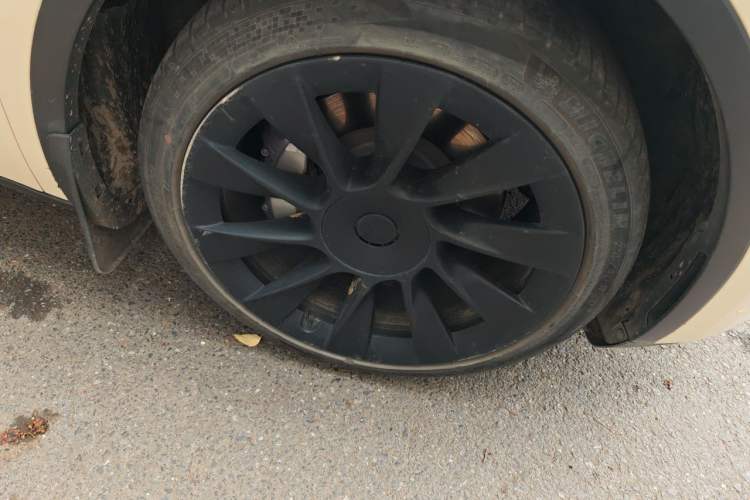 Used Tesla Model Y 2021 Standard Range Rear-Wheel Drive Version Right Front Wheel Hub