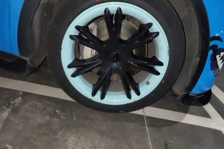Used Tesla Model Y 2021 Long-Range All-Wheel-Drive Version Right Front Wheel Hub