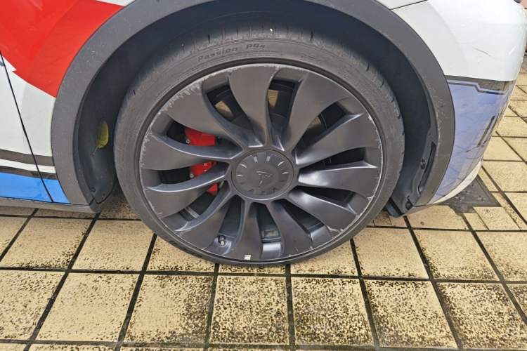 Used Tesla Model Y 2021 Performance High-Performance All-Wheel-Drive Version Right Front Wheel Hub