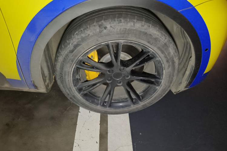 Used Tesla Model Y 2021 Long-Range All-Wheel-Drive Version Right Front Wheel Hub