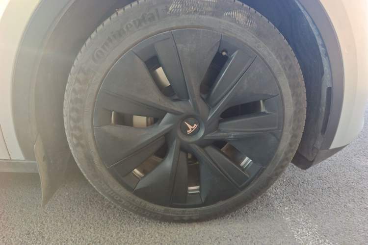 Used Tesla Model Y 2021 Standard Range Rear-Wheel Drive Version Right Front Wheel Hub