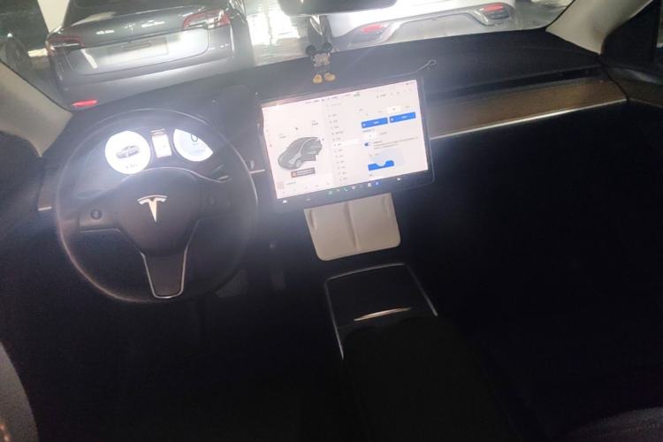 Used Tesla Model Y 2021 Standard Range Rear-Wheel Drive Version Center Console