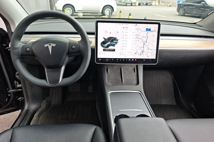 Used Tesla Model Y 2021 Standard Range Rear-Wheel Drive Version Center Console