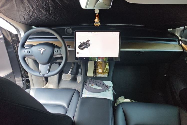 Used Tesla Model Y 2021 Long-Range All-Wheel-Drive Version Center Console