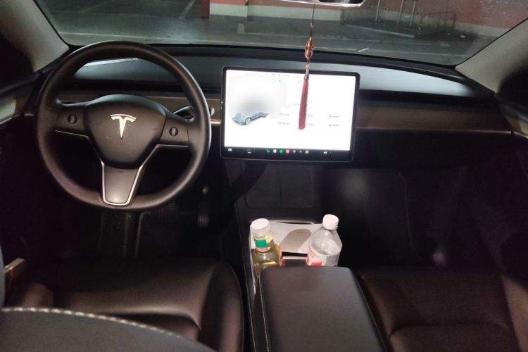 Used Tesla Model Y 2021 Standard Range Rear-Wheel Drive Version Center Console