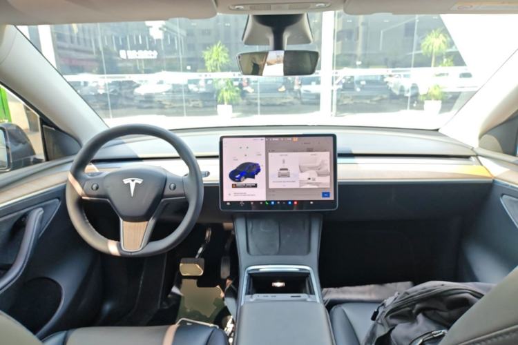 Used Tesla Model Y 2021 Long-Range All-Wheel-Drive Version Center Console