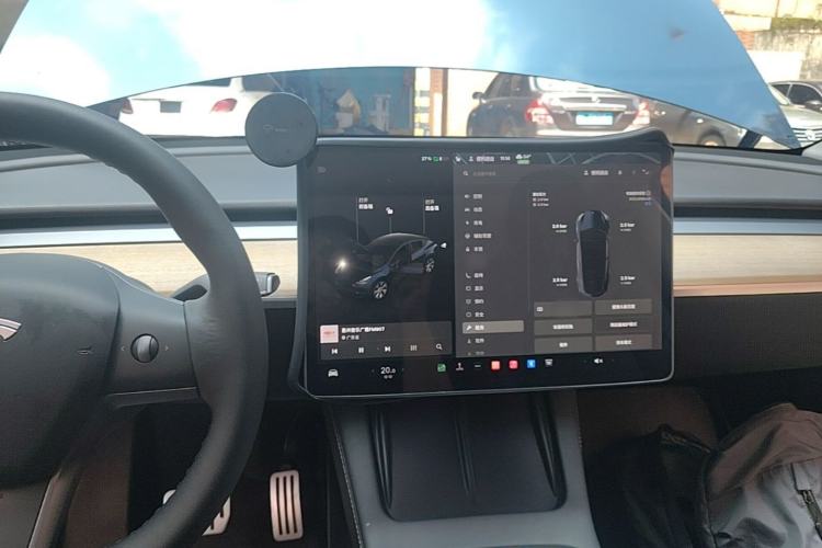 Used Tesla Model Y 2021 Standard Range Rear-Wheel Drive Version Center Console