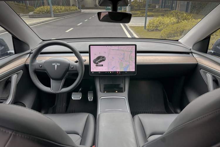 Used Tesla Model Y 2021 Long-Range All-Wheel-Drive Version Center Console
