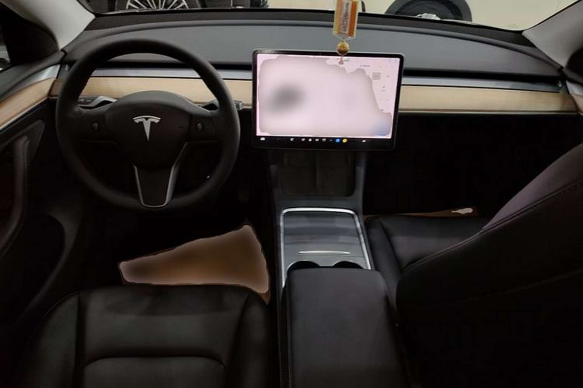 Used Tesla Model Y 2021 Standard Range Rear-Wheel Drive Version Center Console