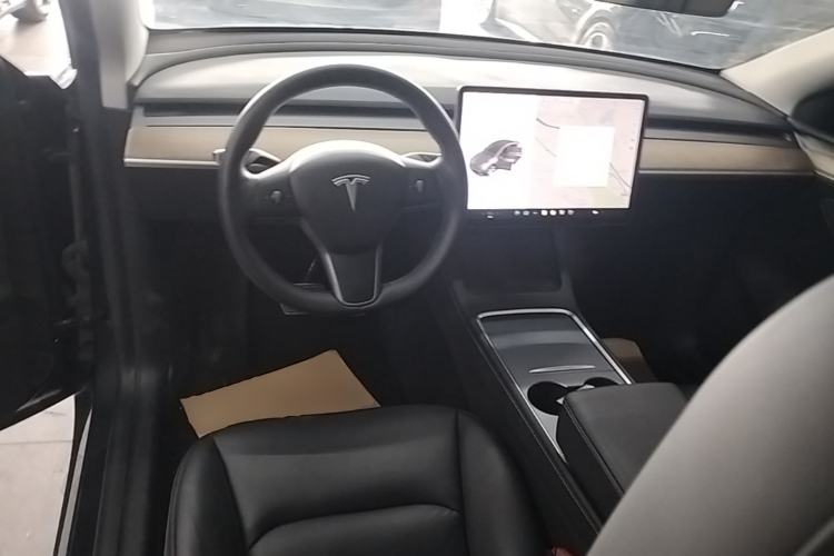 Used Tesla Model Y 2021 Standard Range Rear-Wheel Drive Version Center Console