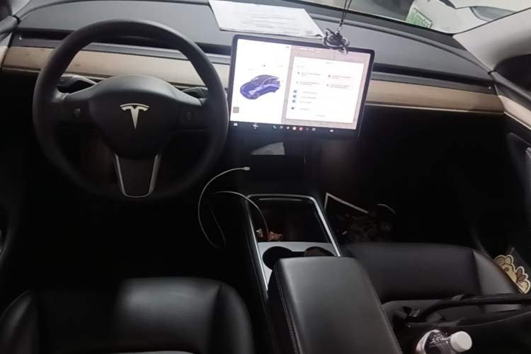 Used Tesla Model Y 2021 Standard Range Rear-Wheel Drive Version Center Console