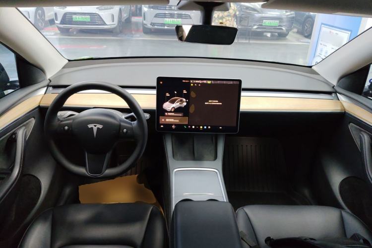 Used Tesla Model Y 2021 Standard Range Rear-Wheel Drive Version Center Console