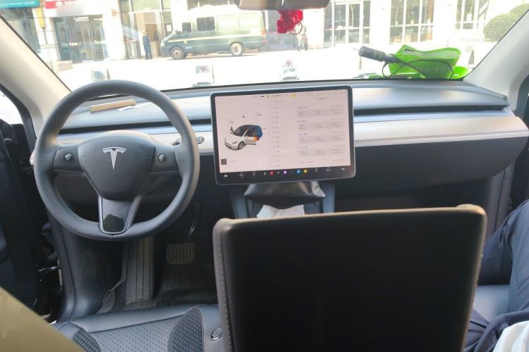 Used Tesla Model Y 2021 Standard Range Rear-Wheel Drive Version Center Console