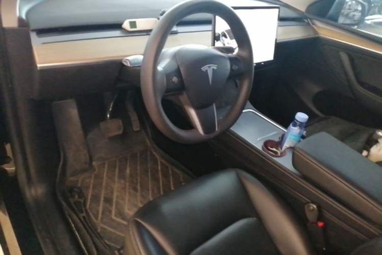 Used Tesla Model Y 2021 Standard Range Rear-Wheel Drive Version Center Console