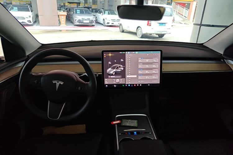 Used Tesla Model Y 2021 Standard Range Rear-Wheel Drive Version Center Console