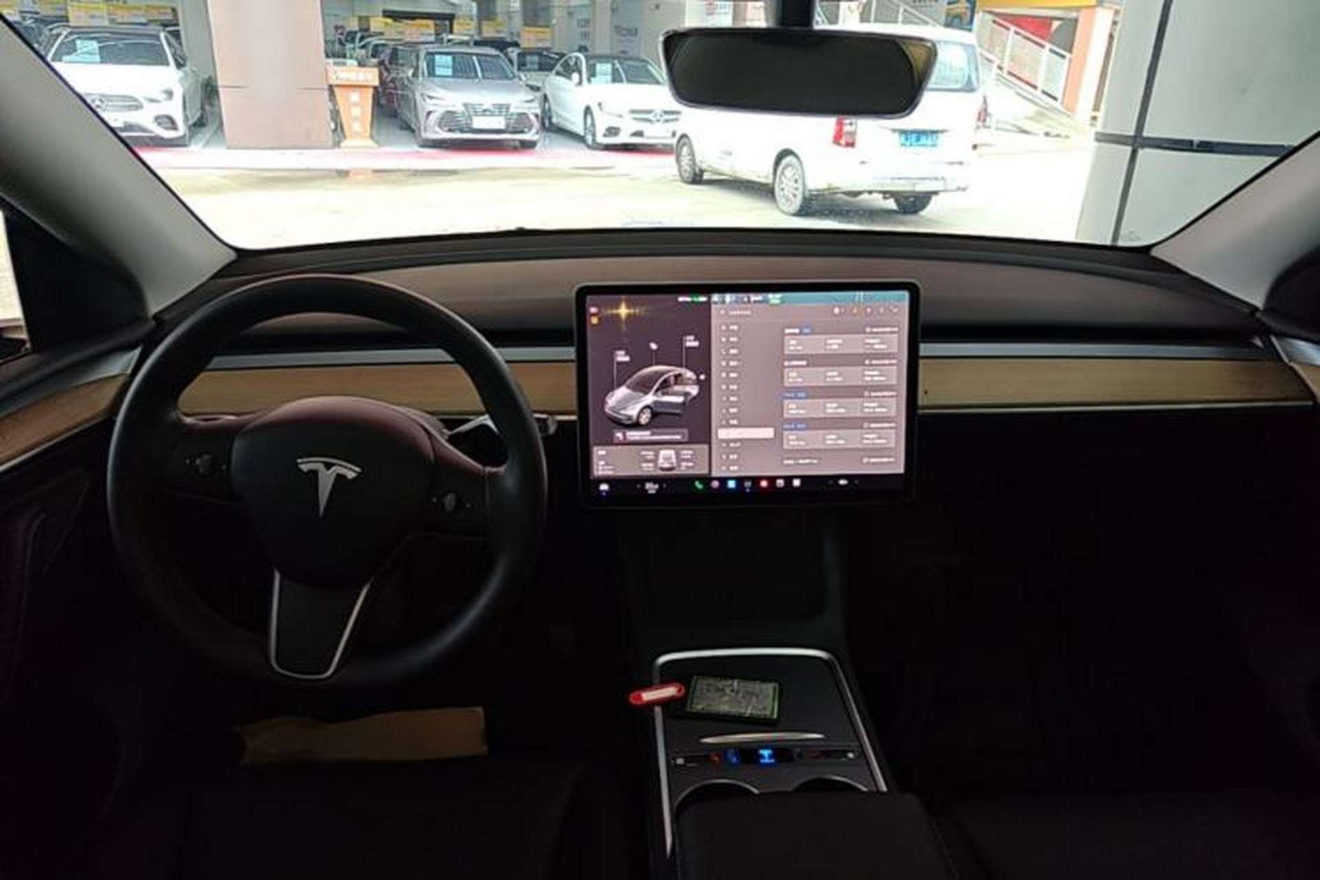 Used Tesla Model Y 2021 Standard Range Rear-Wheel Drive Version Center Console