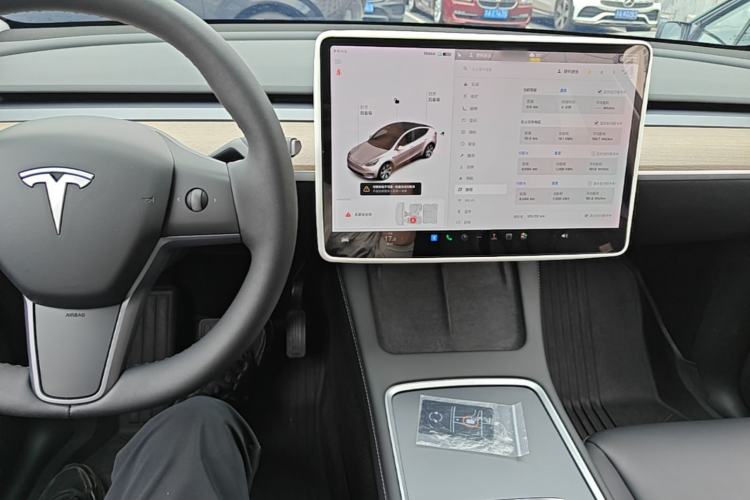 Used Tesla Model Y 2021 Standard Range Rear-Wheel Drive Version Center Console