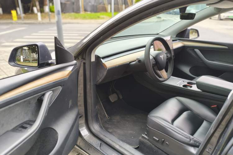 Used Tesla Model Y 2021 Long-Range All-Wheel-Drive Version Driver Seat