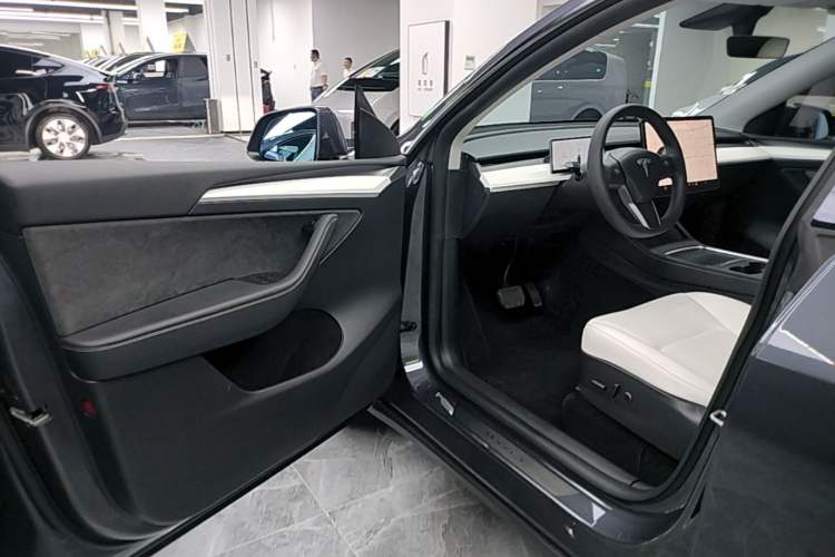 Used Tesla Model Y 2021 Long-Range All-Wheel-Drive Version Driver Seat