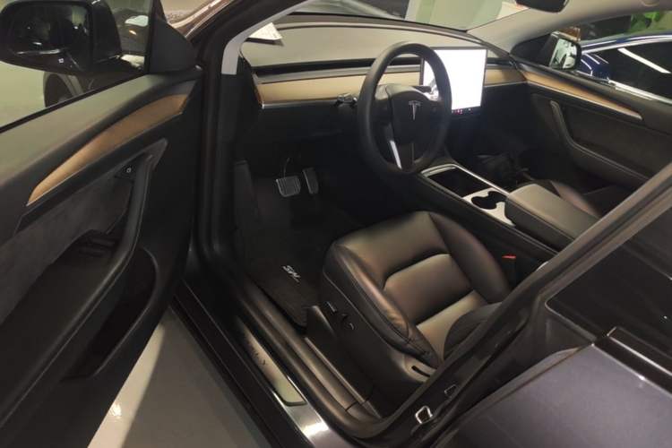 Used Tesla Model Y 2021 Long-Range All-Wheel-Drive Version Driver Seat