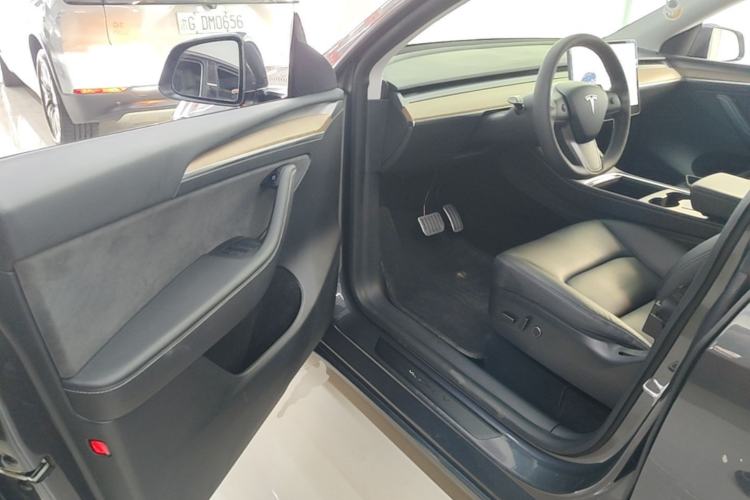 Used Tesla Model Y 2021 Long-Range All-Wheel-Drive Version Driver Seat
