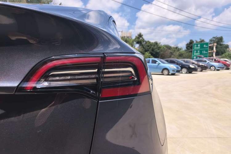 Used Tesla Model Y 2021 Long-Range All-Wheel-Drive Version 3D7 Exterior 3