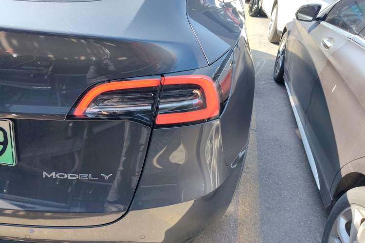 Used Tesla Model Y 2021 Long-Range All-Wheel-Drive Version Exterior 3