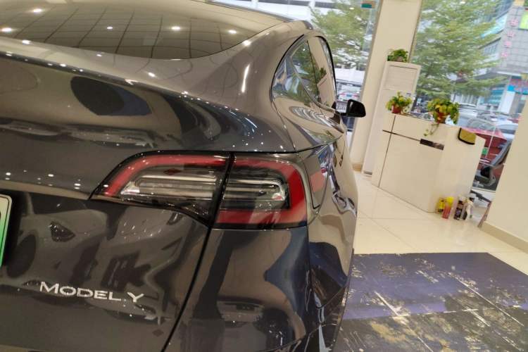 Used Tesla Model Y 2021 Long-Range All-Wheel-Drive Version 3D7 Exterior 3