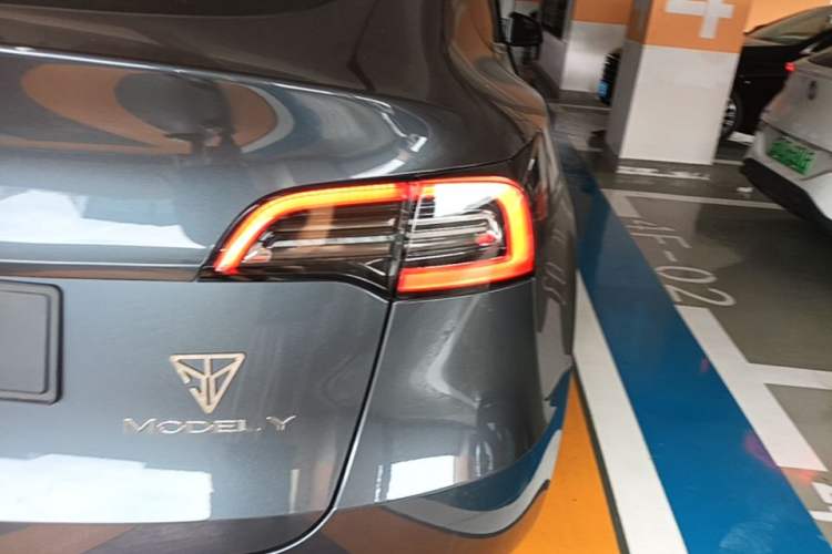 Used Tesla Model Y 2021 Long-Range All-Wheel-Drive Version Exterior 3