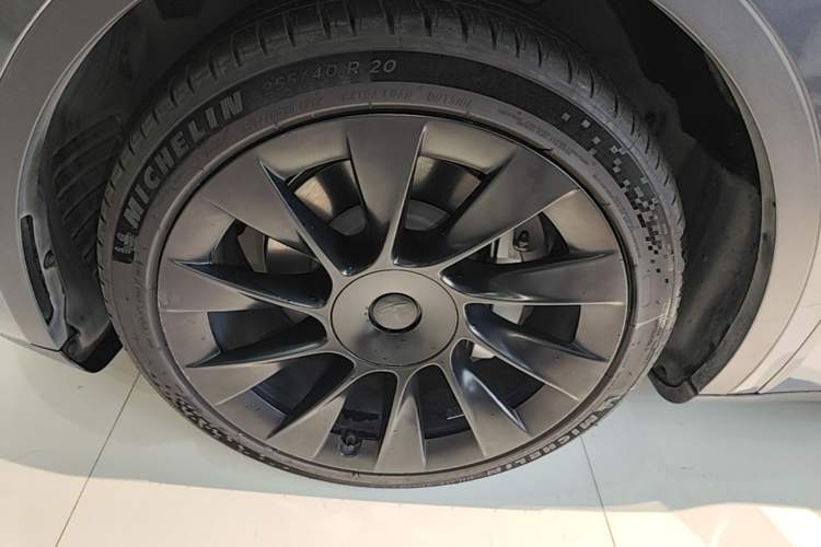 Used Tesla Model Y 2021 Long-Range All-Wheel-Drive Version 3D7 Exterior 4