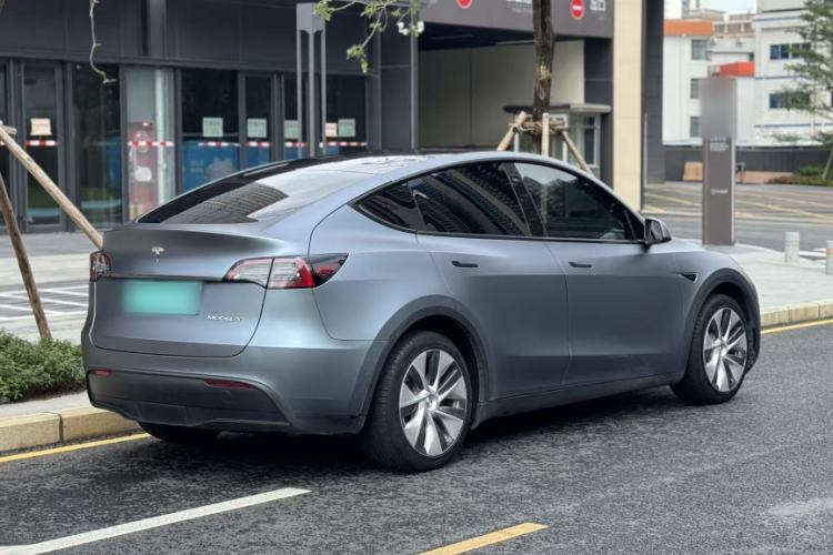 Used Tesla Model Y 2021 Long-Range All-Wheel-Drive Version 3D7 Exterior 4